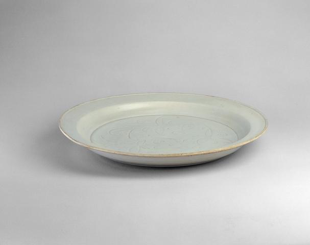 定窑白釉刻花荷莲纹折沿盘