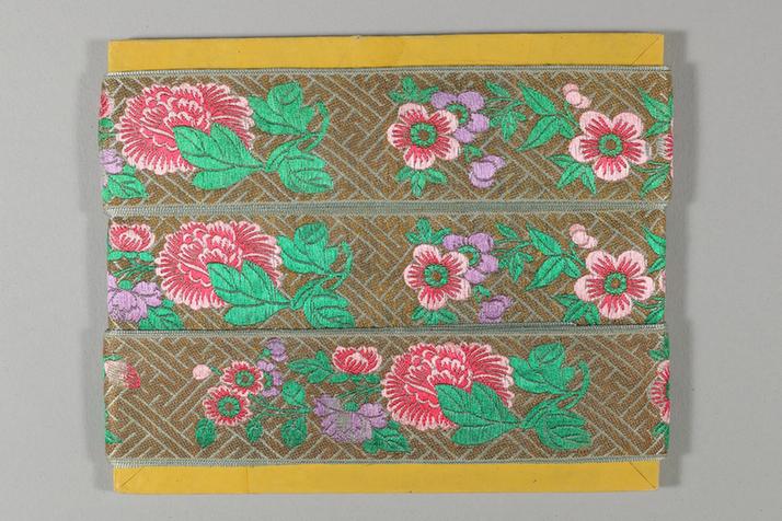 湖色缎地万字时花牡丹纹绦