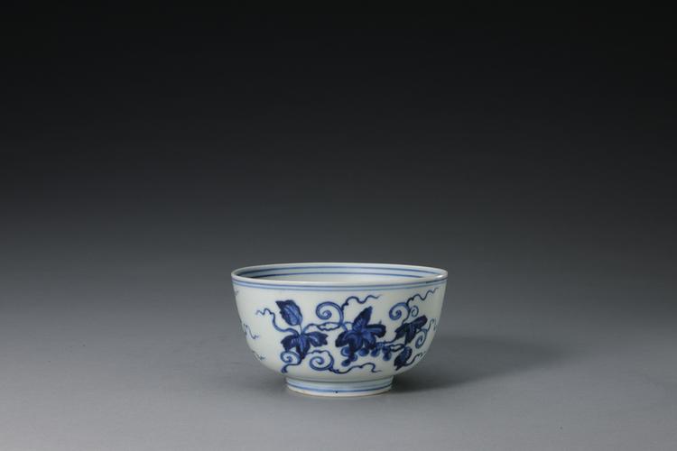 青花折枝葡萄纹墩式碗