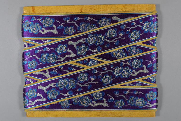 藕荷色缎地织金三蓝枝梅纹绦