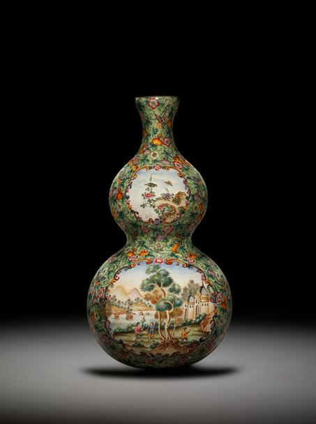 画珐琅花果开光人物图葫芦式壁瓶