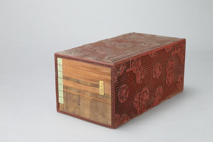 剔红团花纹带屉长方匣