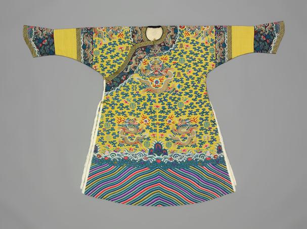 明黄色缂丝彩云金龙纹银鼠皮女龙袍