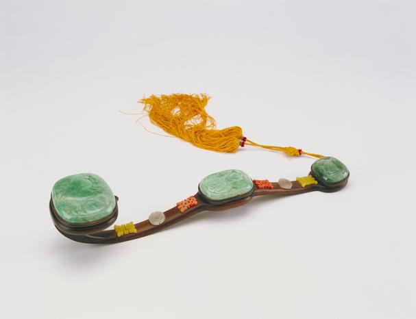 硬木嵌玉珊瑚长圆寿字柄镶翠根雕三果纹三镶如意