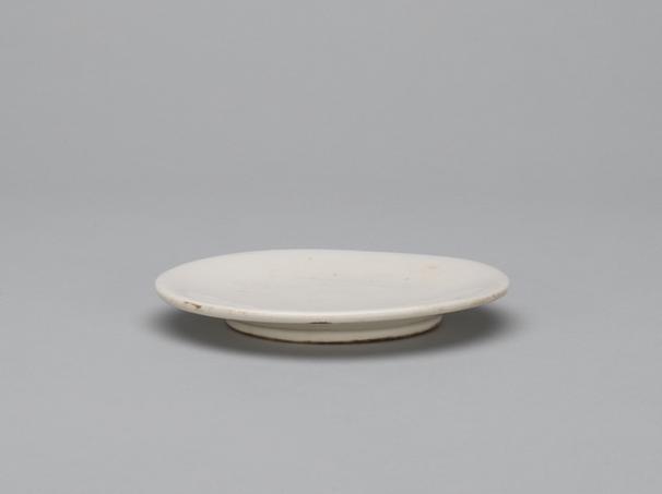 宣德款白釉暗划花鱼藻纹盘