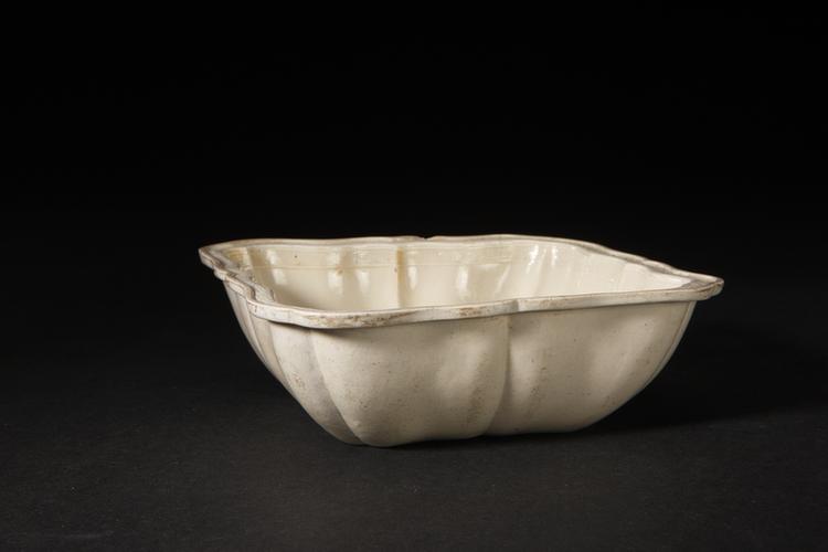 定窑白釉刻乾隆御制诗印花天禄流云纹花口方洗