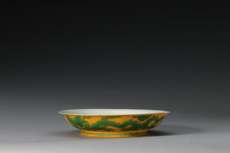 正德款白里暗龙外黄地绿彩云龙纹盘