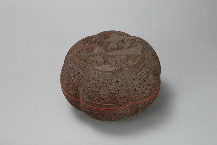 剔红婴戏图开光缠枝莲纹六瓣盒