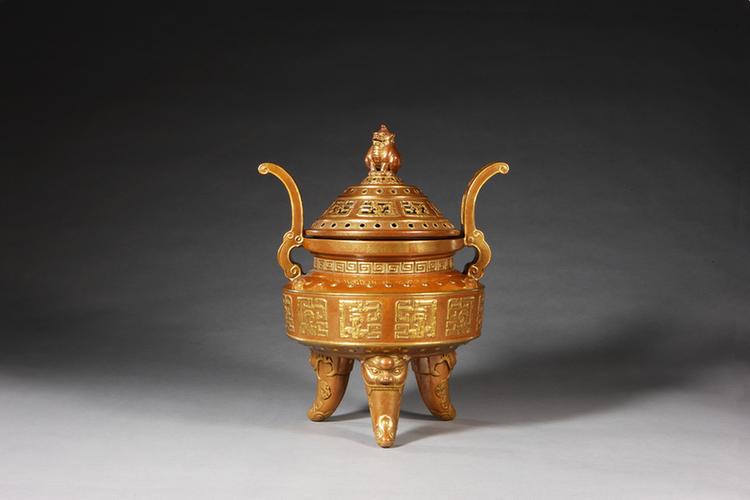 乾隆款仿古铜彩描金朝天耳盖鼎