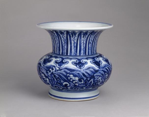 青花海水蕉叶纹尊