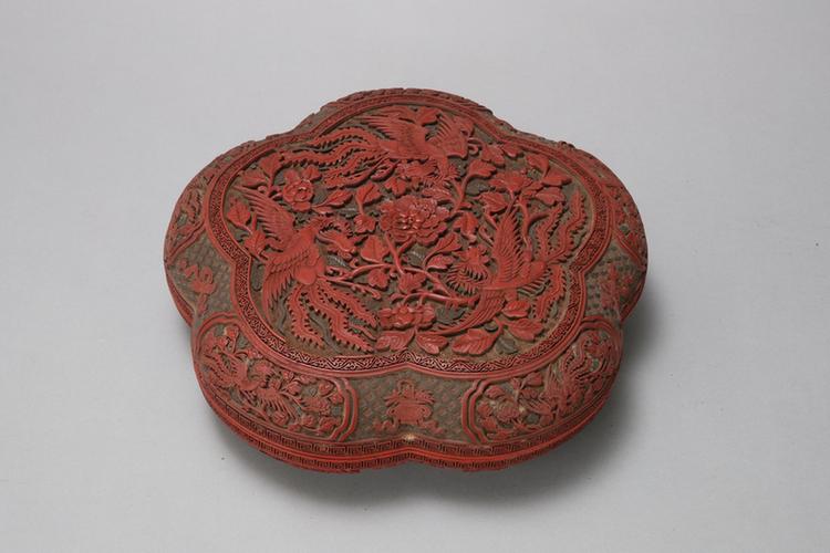 剔彩双凤牡丹纹梅花式攒盒