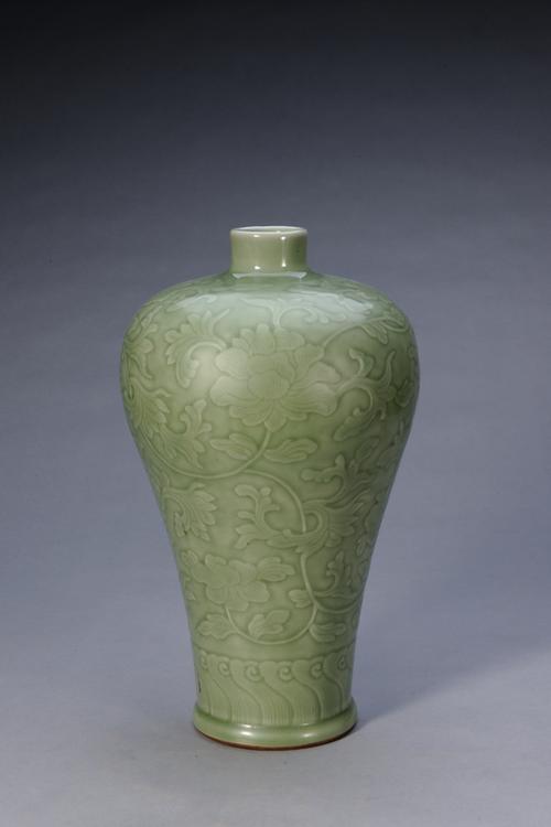 青釉印缠枝莲纹带盖梅瓶