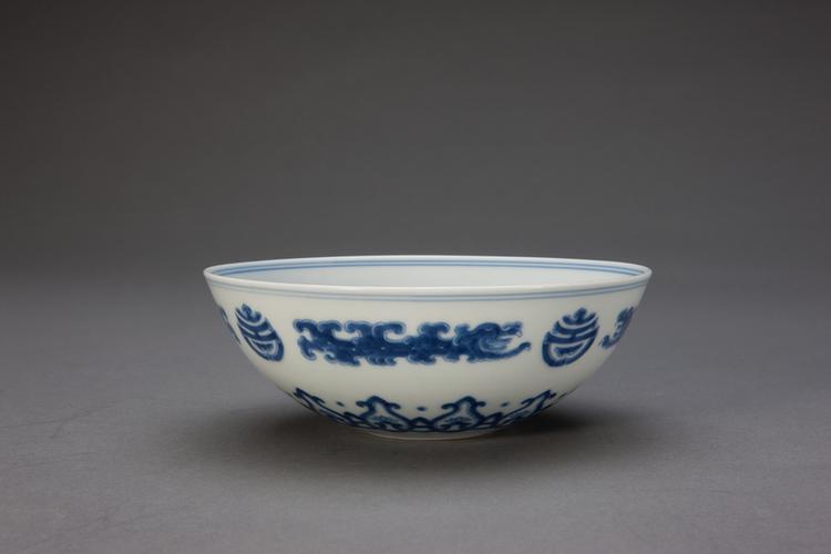 青花石榴花纹卧足碗