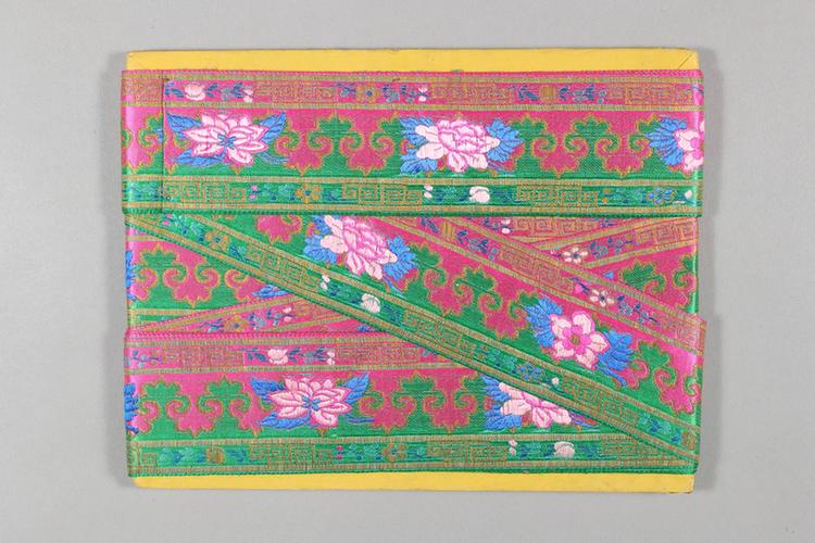 红色缎地时花牡丹云头纹绦