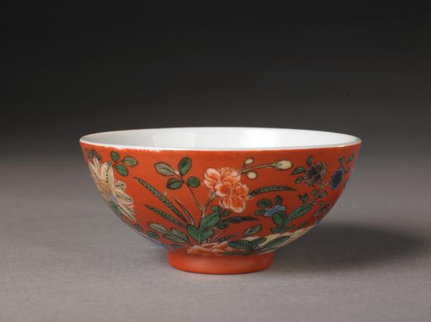 雍正款红地粉彩花卉纹白里酒杯