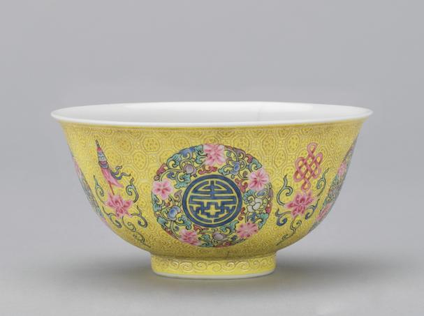 乾隆款珐琅彩锦地团花八吉祥纹碗