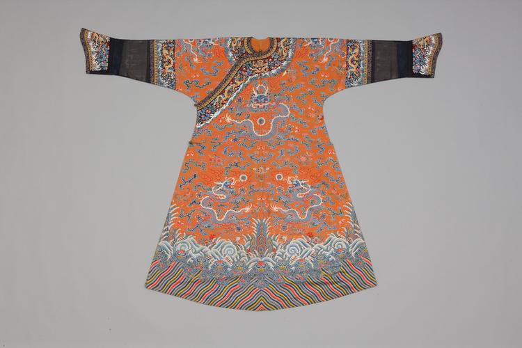 杏黄色纳纱彩云蝠杂宝蓝龙纹女单龙袍