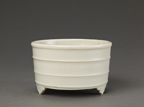 德化窑白釉凸弦纹三足炉