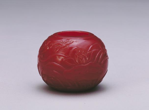 乾隆款紫色玻璃雕荷花蜻蜓图水丞