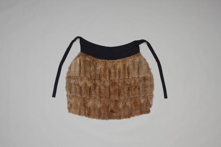 月白色素绸里扫雪貂皮面行裳