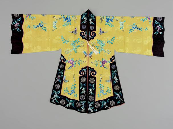 米黄色暗花绸绣藤萝蝶纹女仙帔