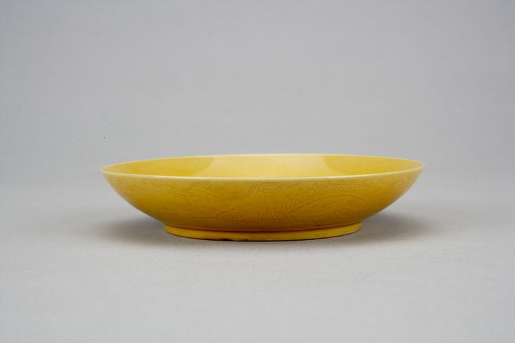 雍正款黄釉暗划云龙纹盘