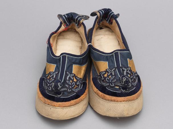 驼色缎钉绒云纹头尖底鞋