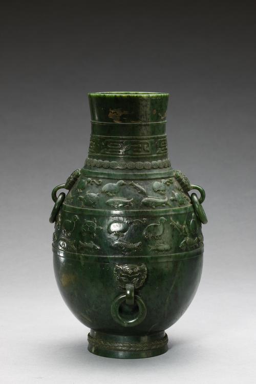 乾隆款碧玉凫鱼龟纹兽耳衔活环圆瓶