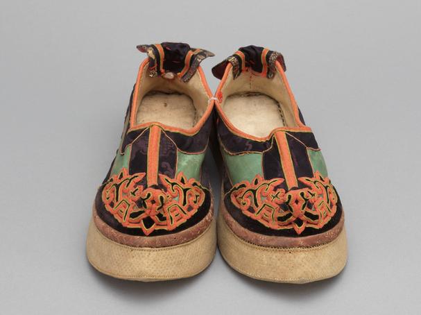 绿色缎补绒云纹头加红边尖底鞋