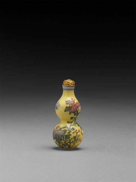 乾隆款黄色玻璃胎画珐琅花蝶纹葫芦式鼻烟壶