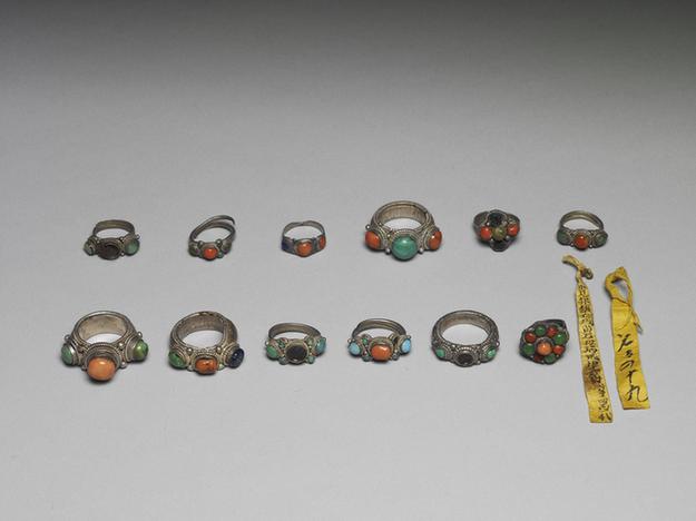 银镶珊瑚苗石戒指