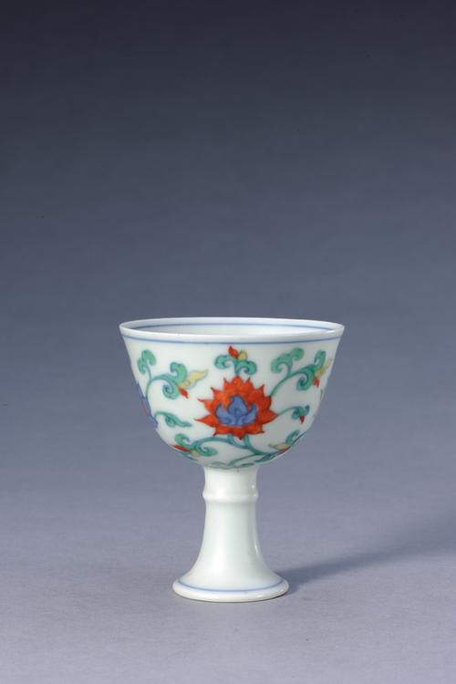成化款斗彩缠枝莲纹高足杯