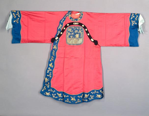 桃红色缎平金绣鲤鱼跳龙门图方补学士衣