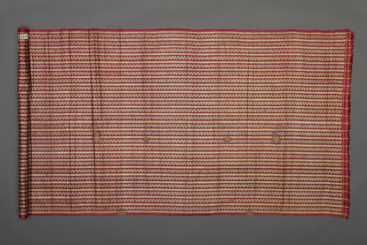 紫红色地勾云绦纹回回锦