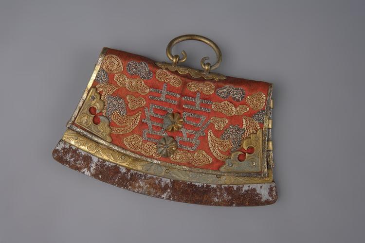 红色缎平金银云蝠纹双喜字荷包式火燫