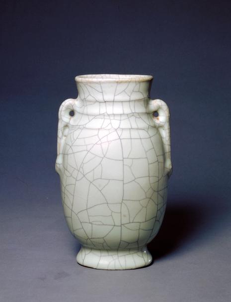 雍正款仿哥釉双耳扁瓶