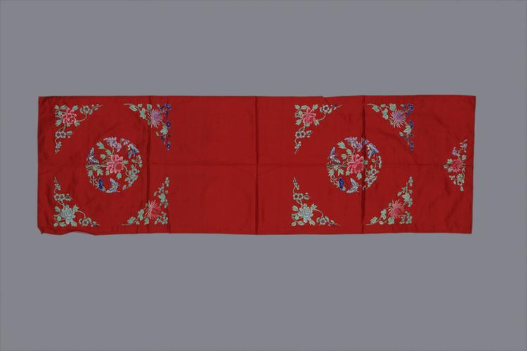 红色缎绣玉堂富贵纹椅帔