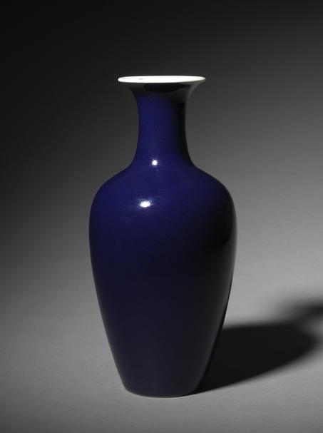 乾隆款祭蓝釉观音瓶