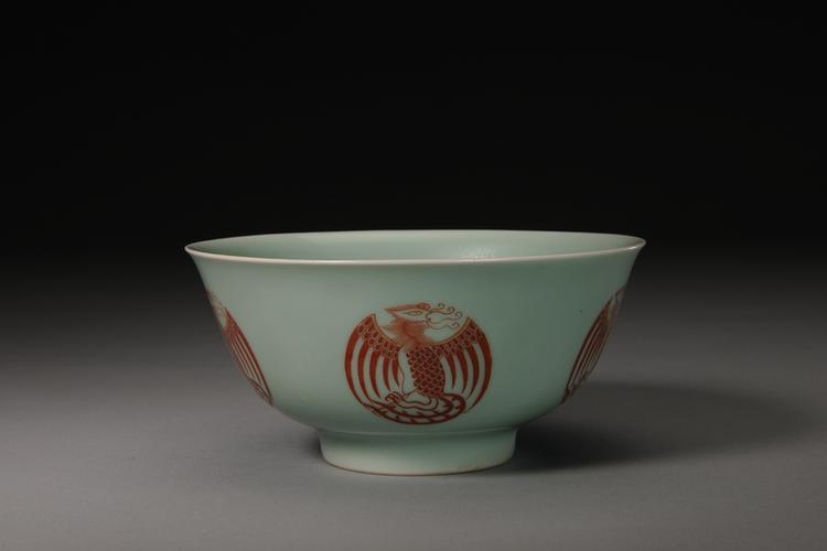 嘉庆款冬青地矾红彩团凤纹碗