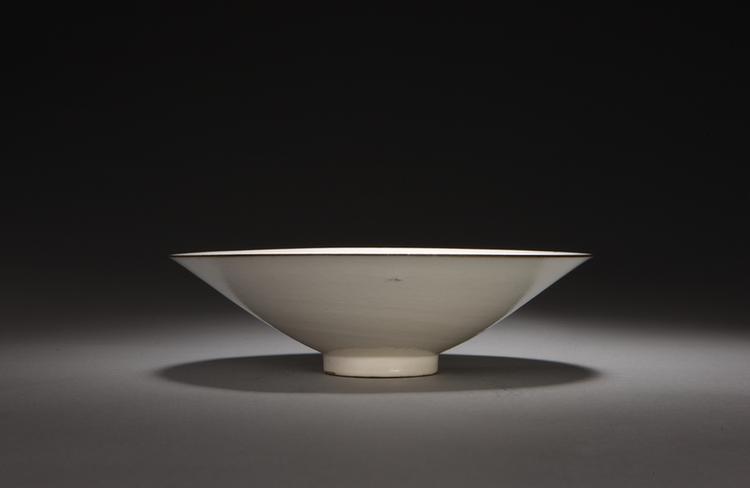 仿定窑白釉划花牡丹双鱼纹碗