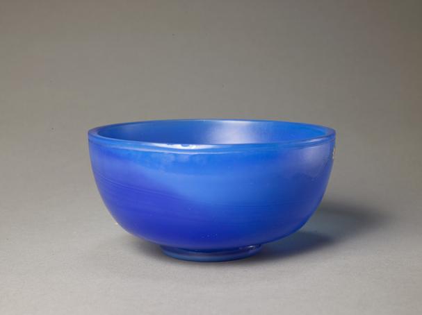 同治款蓝色玻璃光素厚碗