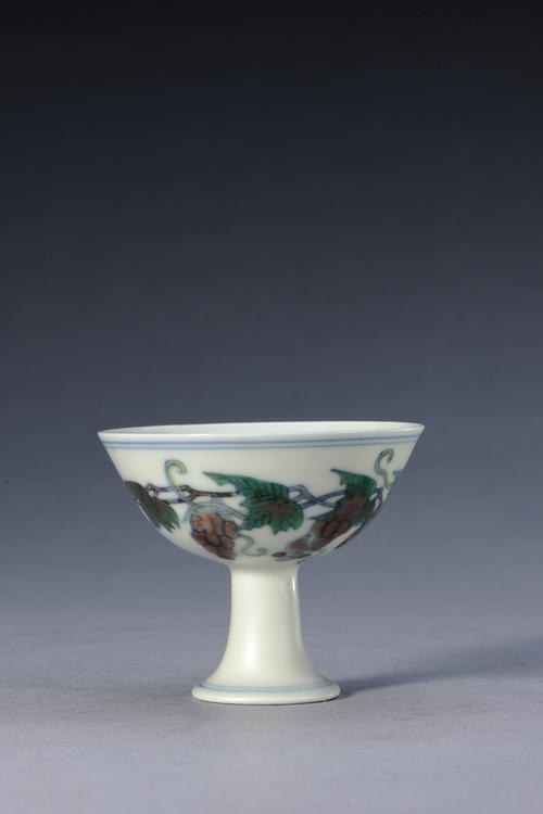 斗彩葡萄纹高足杯