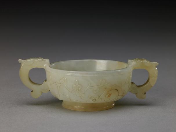 青玉龙耳梅花纹杯