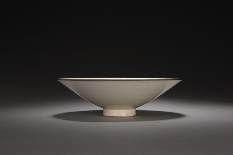 仿定窑白釉划花海水双鱼牡丹纹笠式碗