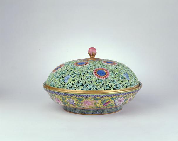 粉彩镂空团寿盖盒