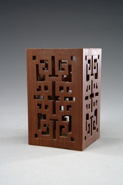 紫竹镂雕云头纹笔筒