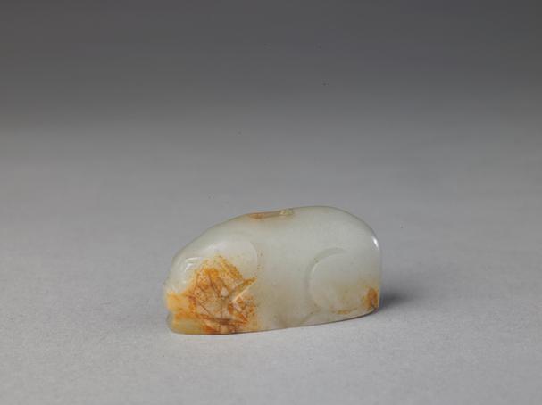 带皮青玉猪形坠