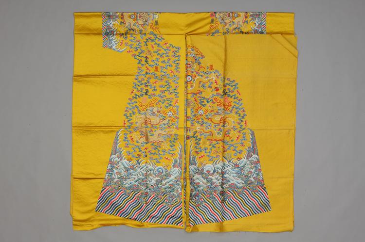 明黄色缎绣云蝠八仙金龙纹龙袍料