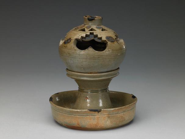 青釉熏炉