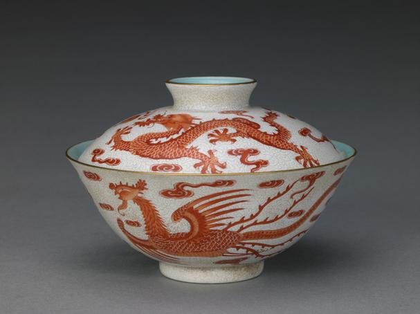 乾隆款白粉地轧道矾红彩龙凤纹盖碗